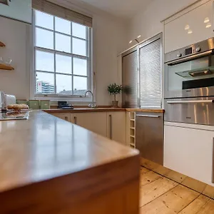  Apartment 2-bedroom Stunning, Modern & Spacious Apartment, Near Ocean Village, - Plenty Of Parking - By Blue Puffin
